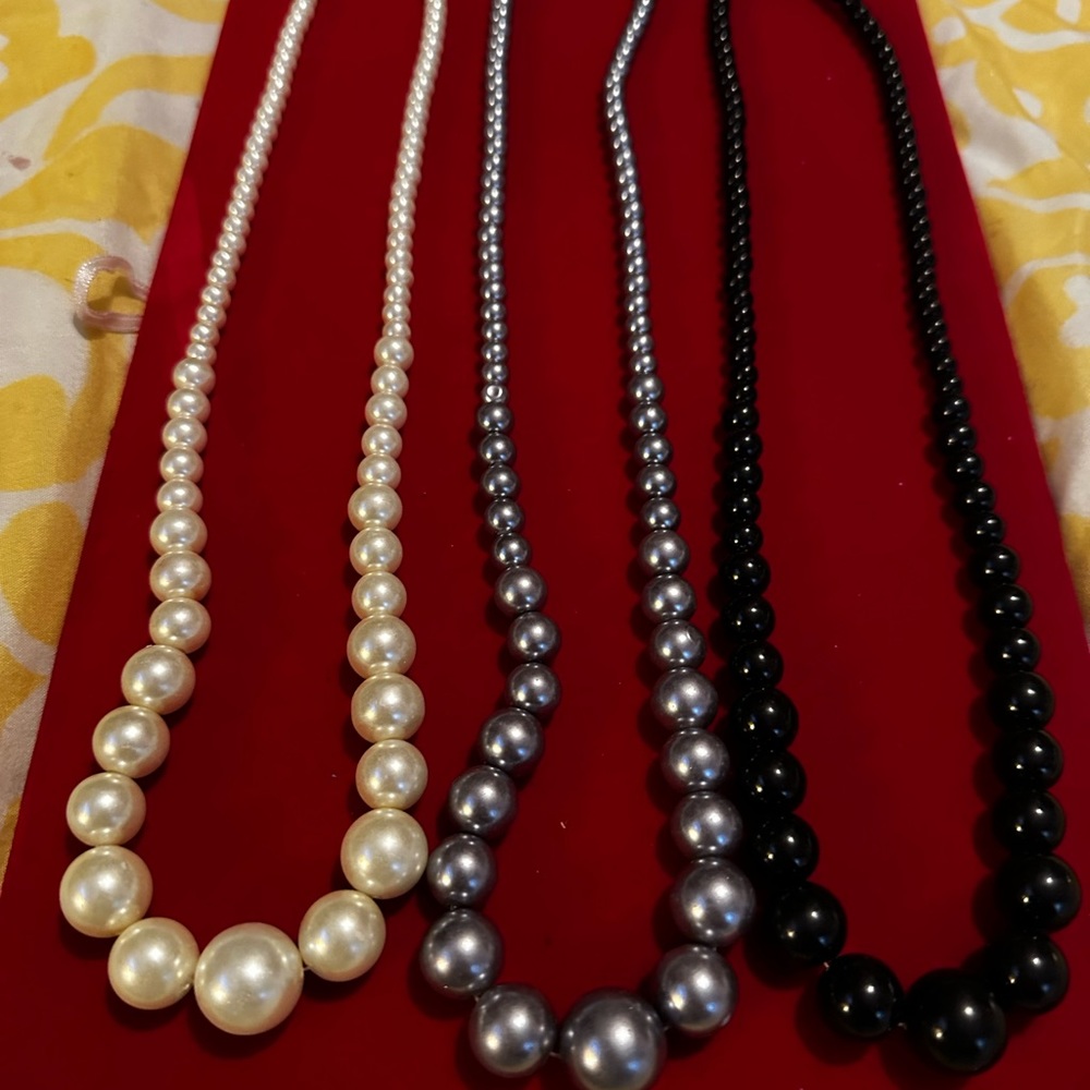 Pearl Necklace Set - Picture 6 of 6
